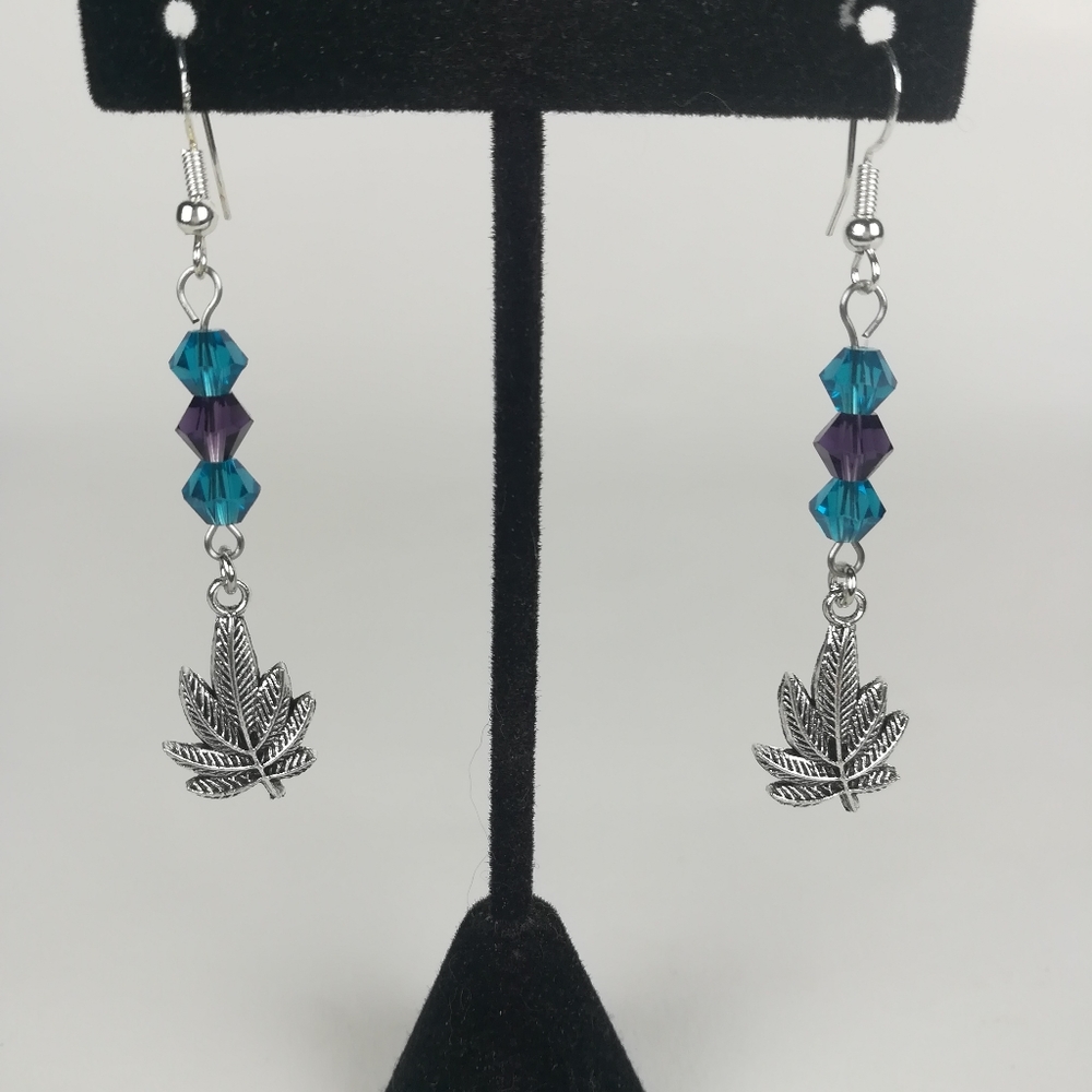 Simple cannabis leaf earrings blue-green & purple faceted glass beads - Picture 2 of 3